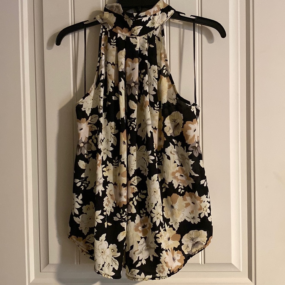 Sleeveless Flowy top with key hole closure L